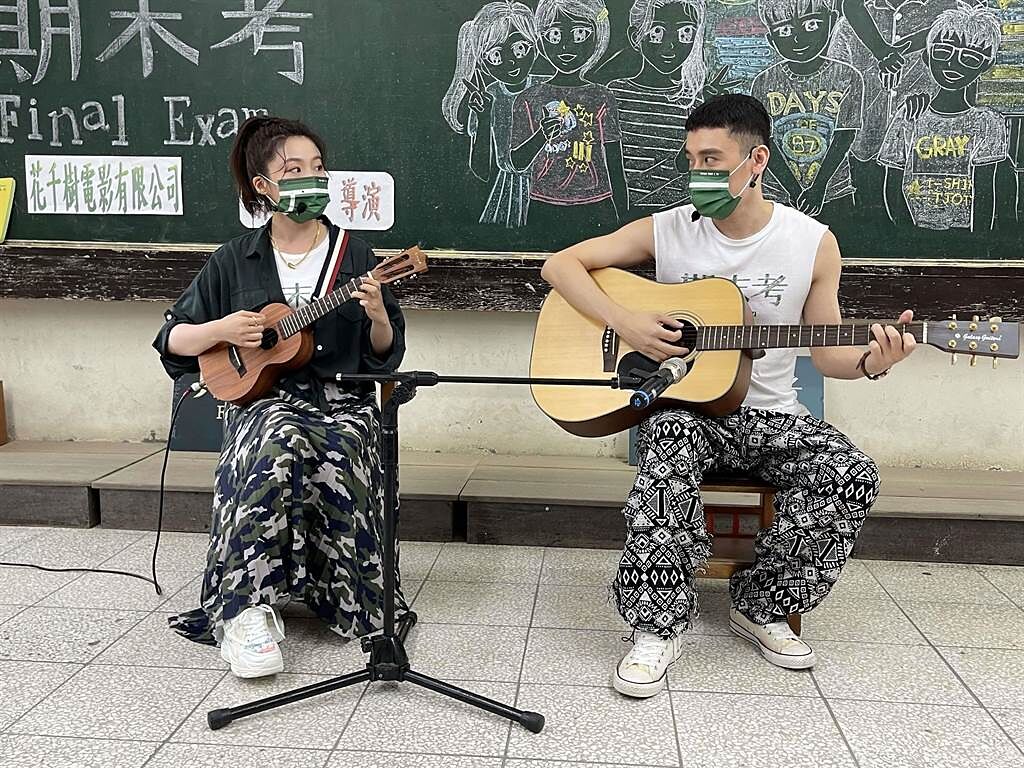 楊小黎（左）、邱志宇現場彈奏演唱《期末考》電影主題曲〈 我就是愛〉。（海鵬影業提供）