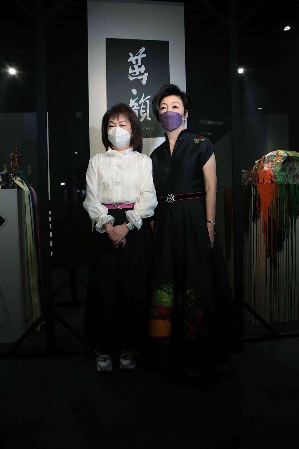 夏姿創意總監王陳彩霞（左）與張淑芬「合作」，將畫作重現於服裝上。（SHIATZY CHEN夏姿陳提供）
