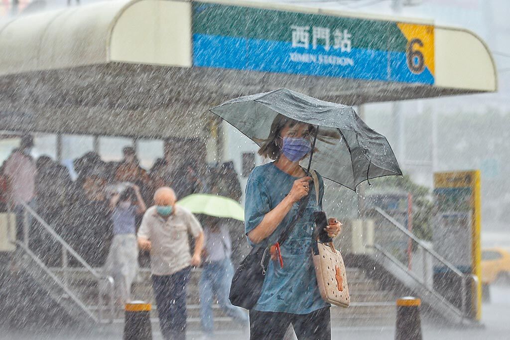 8月了還有鋒面南下？中央氣象局指出，這一兩天影響台灣的鋒面是由於西南風北上到華中一帶形成滯留鋒面，再隨著北方系統南壓到台灣附近，並非民眾猜測的梅雨鋒面，不過北方鋒面在8月南下的機率確實相當少見。（本報資料照片）