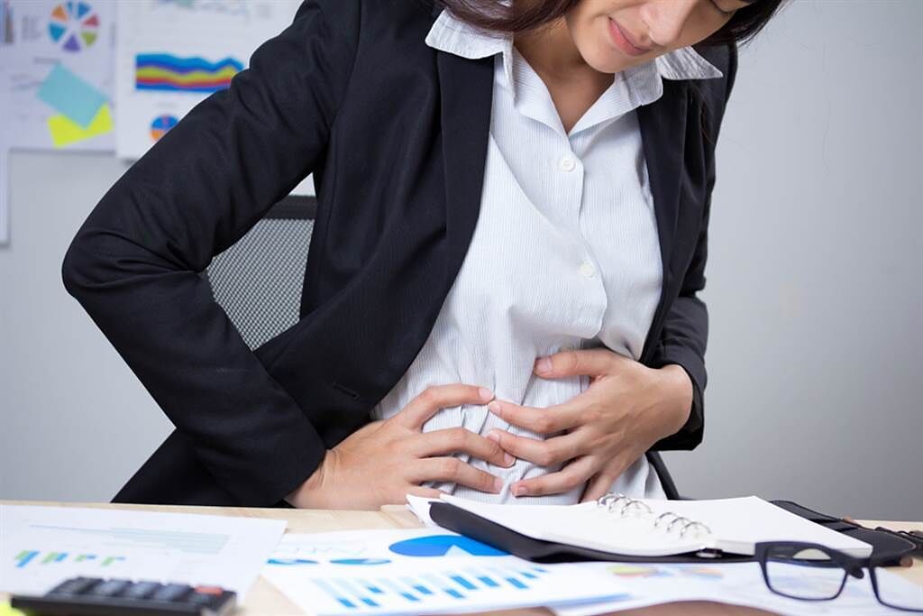 熟女食慾差又胃脹氣，但是看腸胃科都無解時，當心卵巢癌的症狀。(示意圖/Shutterstock)