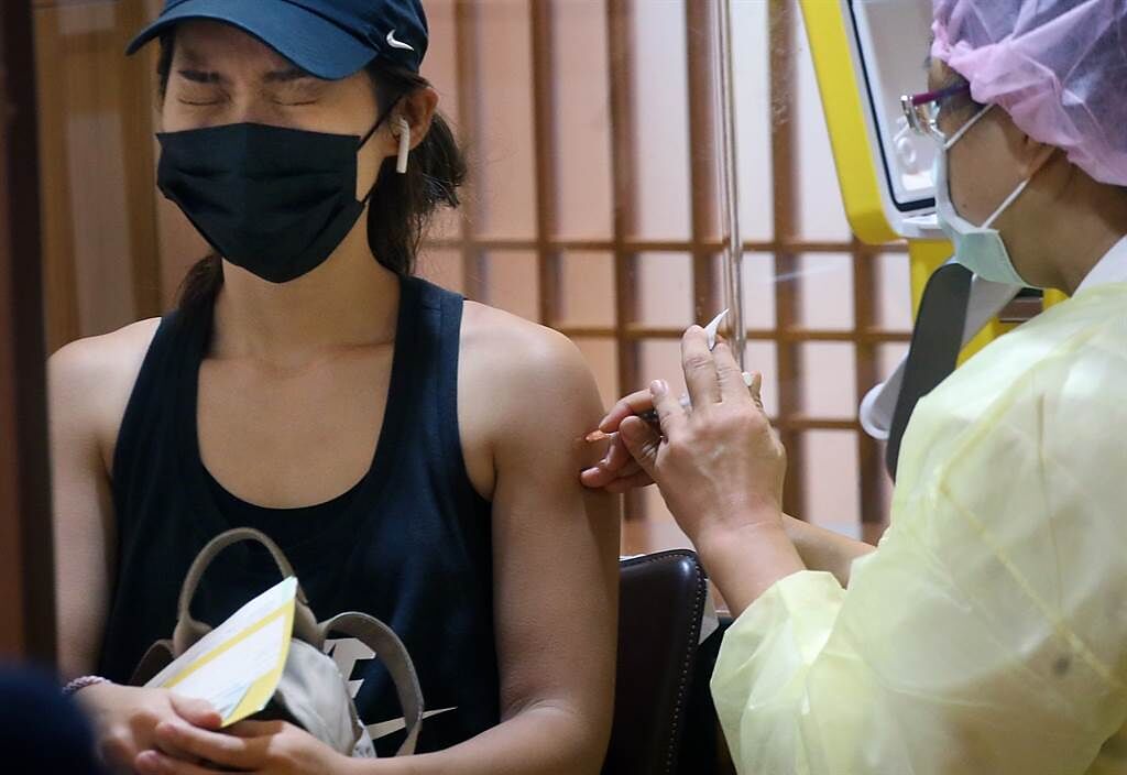 台灣共9人突破性感染，蘇一峰喊全民趕快打2劑疫苗，讓不少連第一劑都打不到的網友全崩潰了。圖為民眾打疫苗的畫面。（范揚光攝）