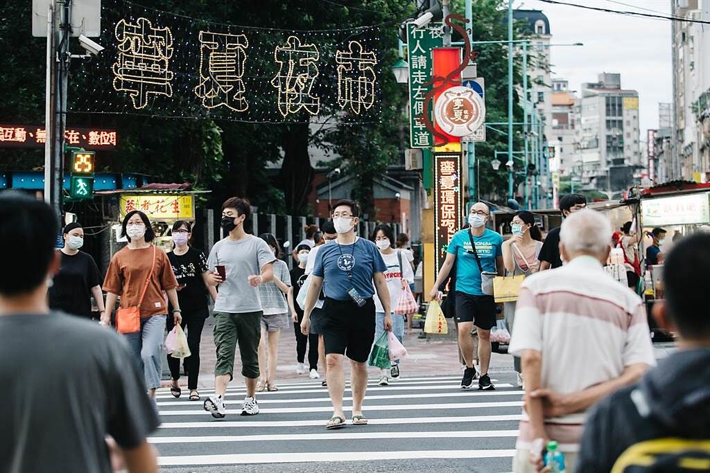 一位網友佩服「台灣人非常自律」，戴口罩防疫更是一流，背後關鍵原因引起熱議。(資料照／郭吉銓攝)