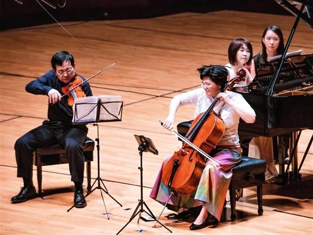 歐亞美三重奏由鋼琴家（中）辛幸純、小提琴家辛明峰（左）與大提琴家簡碧青（右）組成。（好海洋藝術提供）