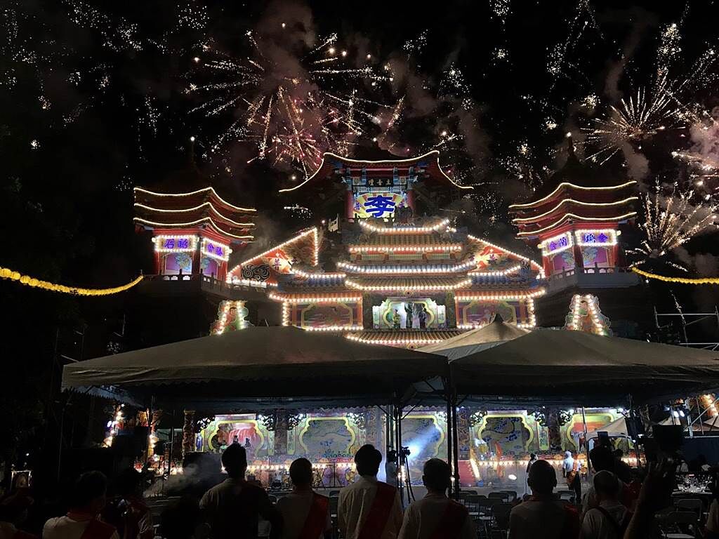 2021辛丑鷄籠中元祭今天舉辦開燈放彩儀式。（陳彩玲攝）