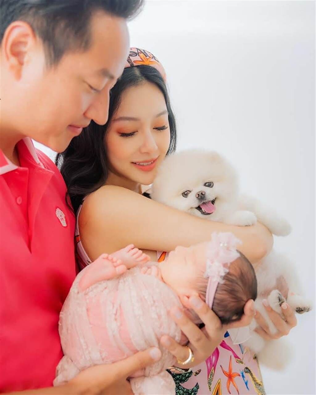王思佳（中）與老公Joe月初迎來寶貝女兒「小王美」。（摘自臉書）
