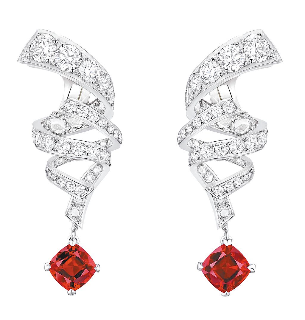 CHAUMET的Torsade de Chaumet系列紅寶石鑲鑽耳環，約700萬元。（CHAUMET提供）