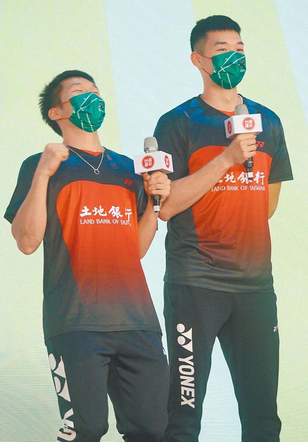 東京奧運台灣羽球「黃金男雙」王齊麟（右）和李洋（左）19日首度公開合體，參加台灣運彩的活動，兩人也解釋著名「聖杯」姿勢的由來。（張鎧乙攝）