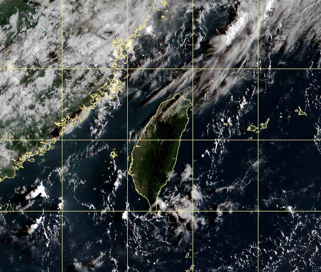 一低壓預估接近琉球時將北轉，對台灣影響不大。（中央氣象局提供）