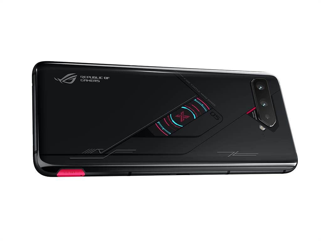 ROG Phone 5s Pro搭載獨有的後置觸控鍵，以及彩色後置幻視螢幕，透過設定專屬文字或圖像動畫。（ROG提供）