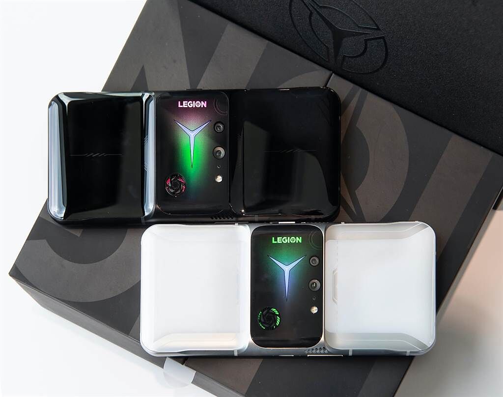 Legion Phone Duel 2搭載升級版ATA中置架構2.0，加上雙渦輪風扇、獨立風道和均溫板，CPU置中、兩邊各一顆2750mAh電池的設計，讓玩家遊玩時間長了也不燙手。（Lenovo提供）