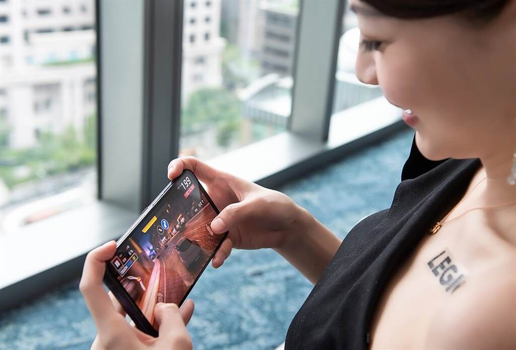 Legion Phone Duel 2以遊戲手把為設計原型，搭載了8個虛擬按鍵功能，讓玩家可隨使用情境進行操縱設定。（Lenovo提供）