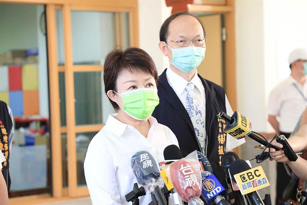 台中市長盧秀燕表示，仍有七千多名新進教職員未接種疫苗，要求一周快篩一次，由校方支付費用。（盧金足攝）