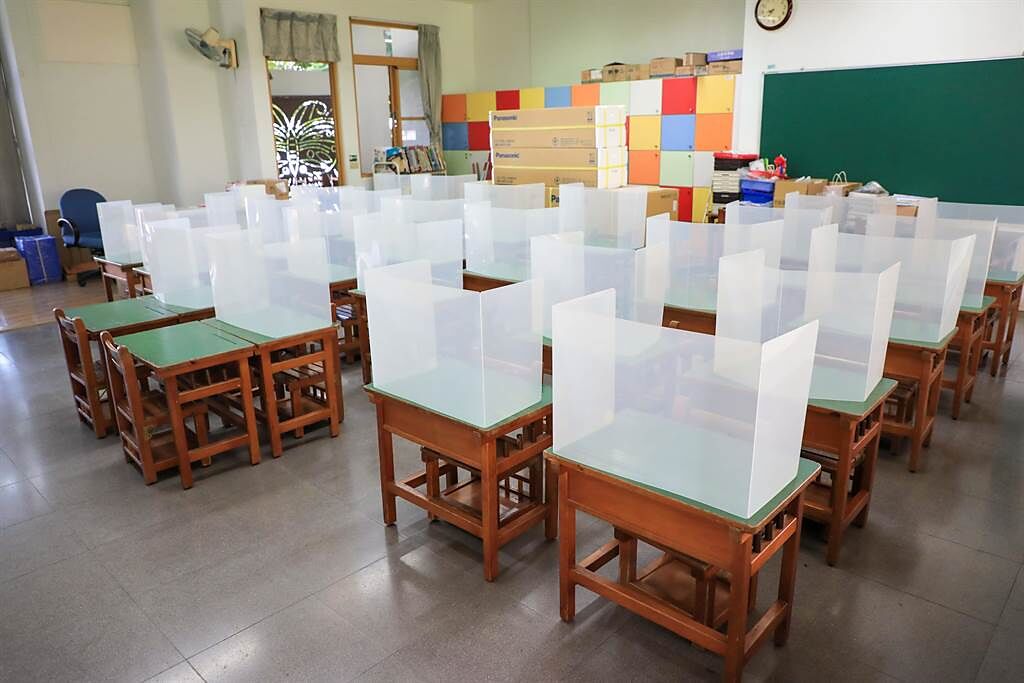 各校增設隔板費用三千萬元，台中市長盧秀燕霸氣表示「全市公私立一千多所學校，市府全部埋單」。（盧金足攝）