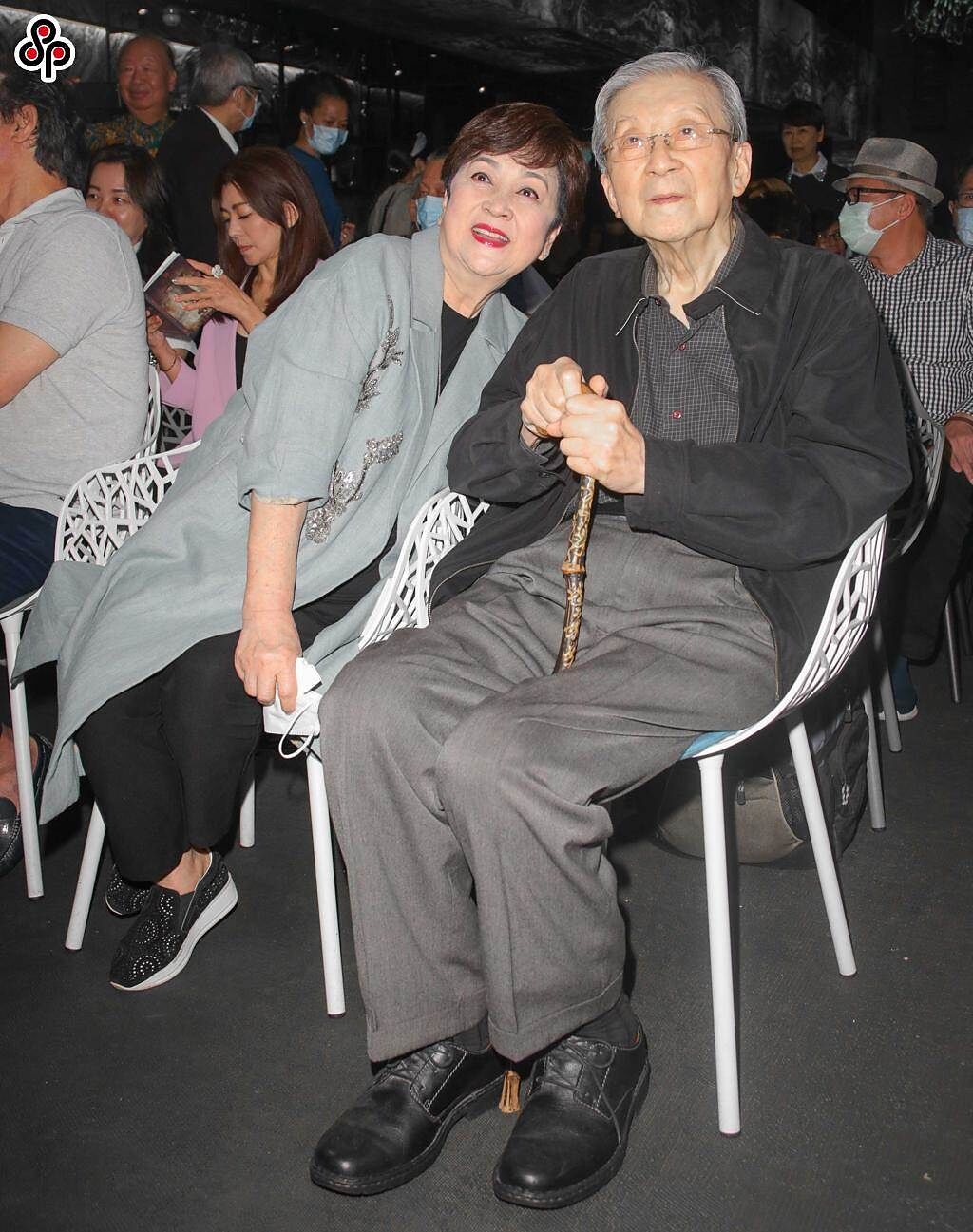 甄珍與李行去年出席周丹薇2020古焰鎏璃創作展。（資料照片）