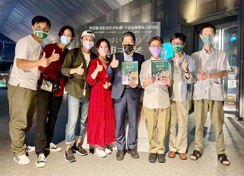 文化部長李永得（中）19日出席《期末考》台北首映。（海鵬影業提供）