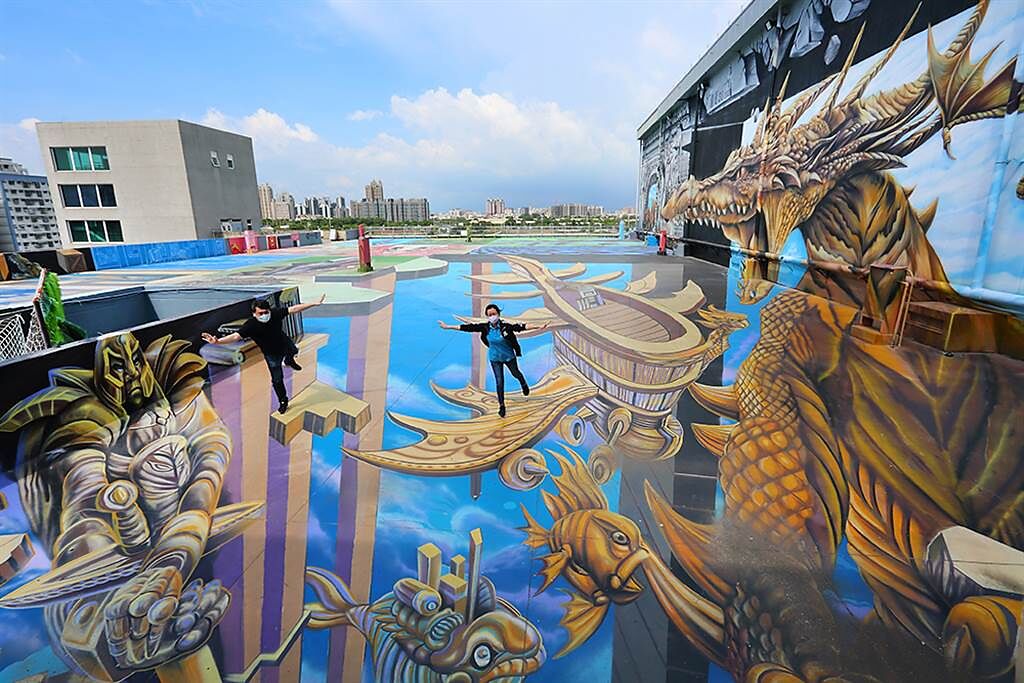 天空之城位於詩舒曼蠶絲文化園區頂樓，號稱擁有全臺最大規模的3D立體彩繪。新登場的飛船與金色飛龍，帶領遊客走入時空之城的冒險。（攝影/Carter）