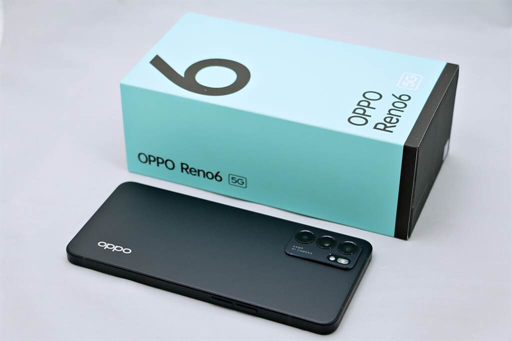 OPPO Reno6 5G與包裝盒。（黃慧雯攝）