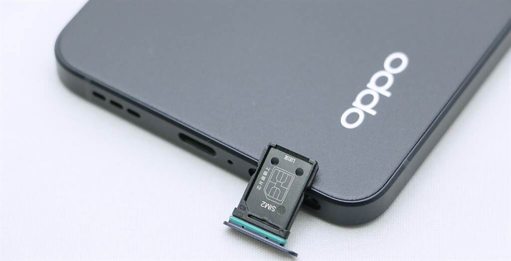 OPPO Reno6 5G支援雙卡（5G+4G）。（黃慧雯攝）
