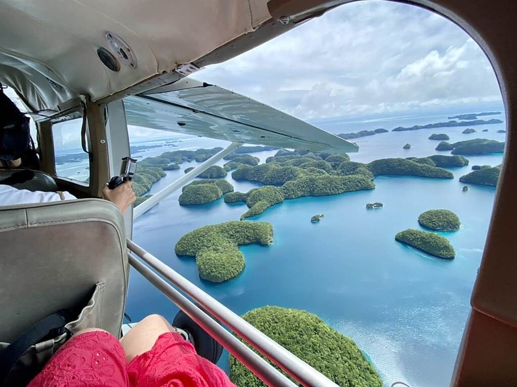帛琉當地旅遊可搭乘輕航機，鳥瞰世界遺產洛克群島。（KKday提供／陳祐誠傳真）