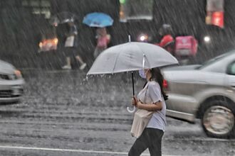 午後雷陣雨開炸 16縣市大雨特報 熱低壓周末最接近