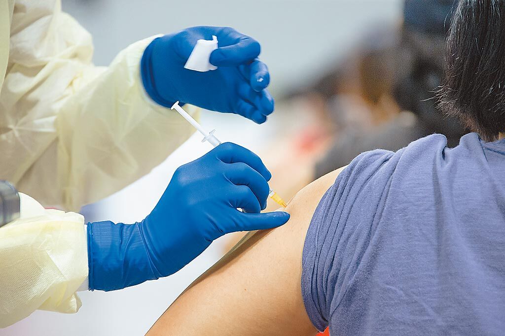 網友爆料，1名媽媽至台中市太平衛生所施打莫德納疫苗，施打前3次確認是打莫德納，但接種完竟驚覺錯打成AZ疫苗。（本報資料照片）