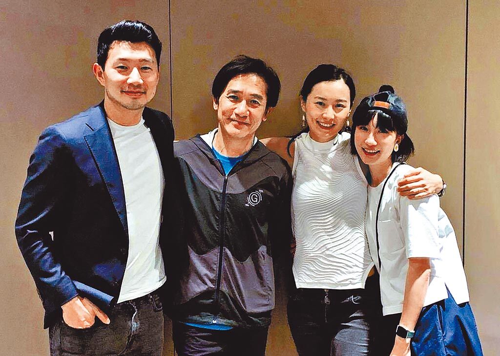 劉思慕（左起）、梁朝偉、陳法拉以及張夢兒在《尚氣與十環傳奇》飾演一家人。（摘自IG）