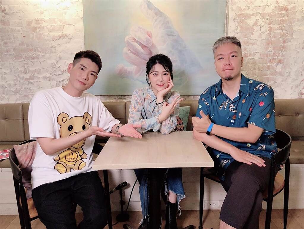 《娛樂超skr》主持人小路與阿甘邀請曹雅雯擔任來賓。（民視提供）