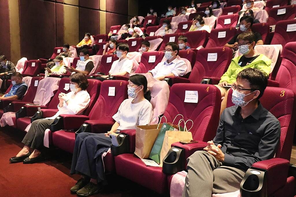 公共電視團隊與台灣花磚博物館合力製作的花磚再生紀錄片《花磚而生》，今21日在嘉義秀泰影城舉辦特映會。（嘉義市政府提供∕呂妍庭嘉義傳真）