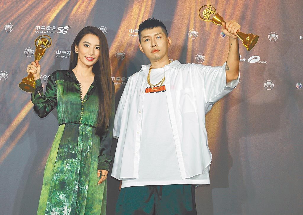 第32屆金曲獎頒獎典禮，杜振熙（右）獲得最佳華語男歌手獎，田馥甄（左）奪下最佳華語女歌手獎。（粘耿豪攝）