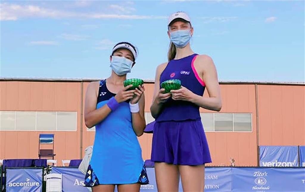 謝語倢(左)和德國選手巴瑟兒(右)攜手拿下WTA 125分等級芝加哥女網賽雙打亞軍。（取自謝語倢臉書粉專）
