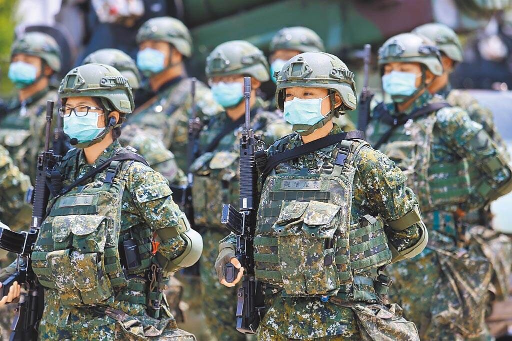 新兵入伍將施打疫苗，圖為全體官士兵全程戴上口罩操演。（本報資料照片）
