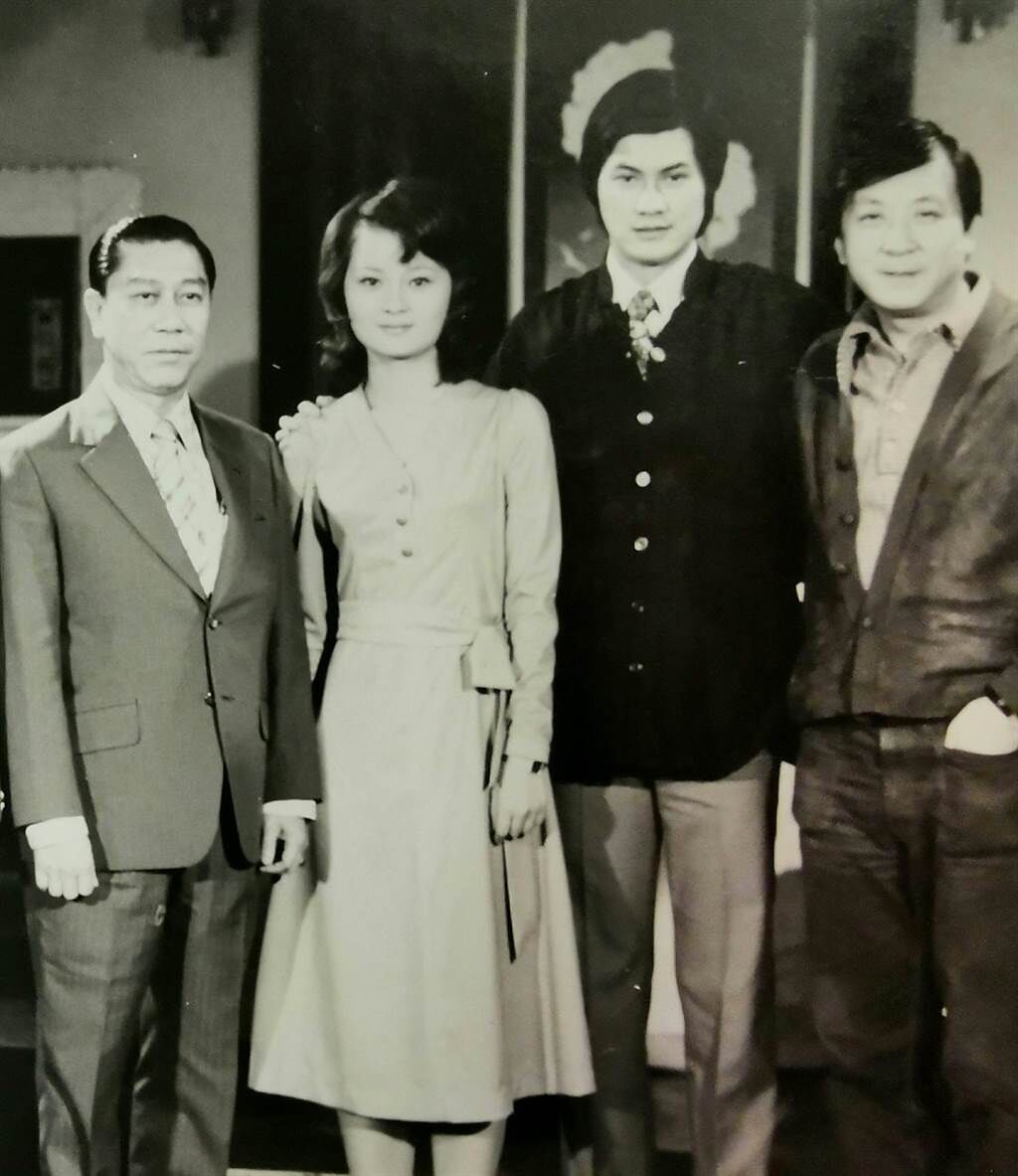 鄧美芳（左二）當年與演員鄧光榮及導演李行合影。（鄧美芳提供）