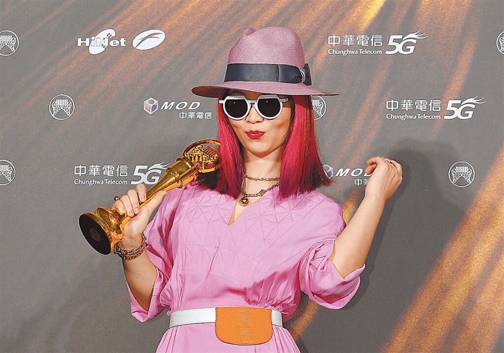 第32屆金曲獎21日揭曉，獲最佳新人獎的歌手「?te 壞特」，她昨在金曲會場以一身粉紅吸睛。（中時提供）
