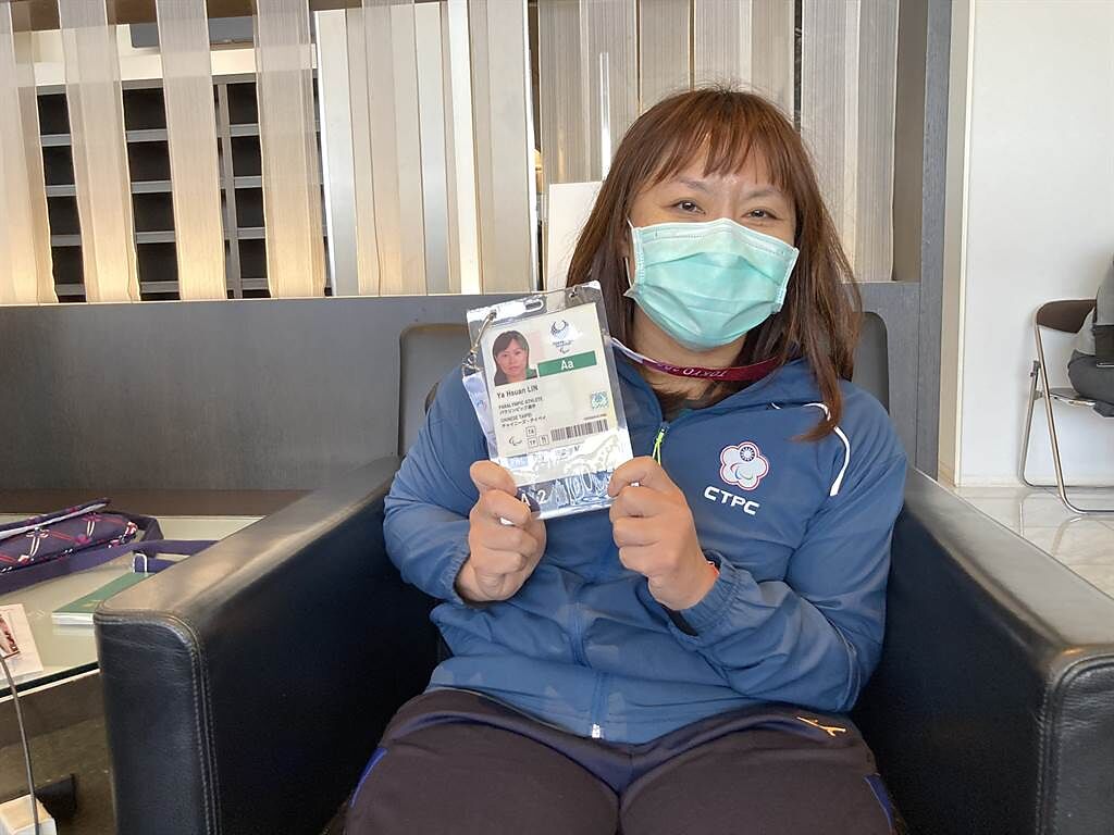 第6度參加帕運的健力女將林亞璇，和自己的選手證合照。（中華民國殘障體育運動總會提供）