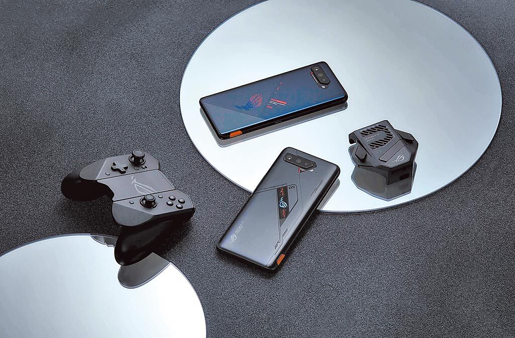 ROG玩家共和國於9月底前，推出於全通路預購或購買ROG Phone 5s系列任一機種，即贈ROG Phone 5s系列遊戲控制器3優惠。（ROG提供）
