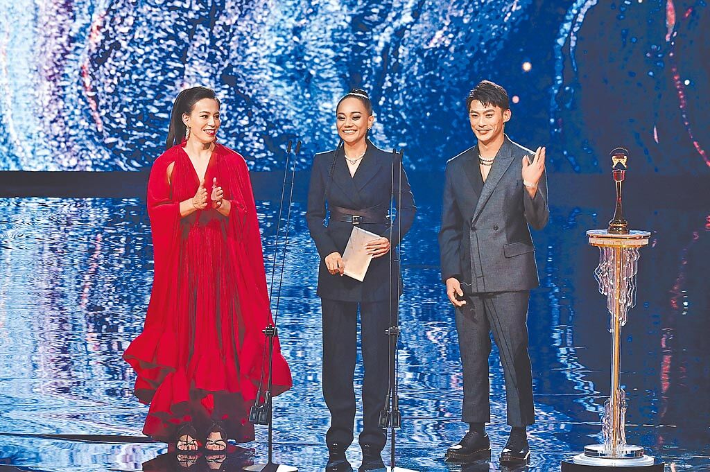 奧運選手郭婞淳（左）、楊勇緯與阿爆（中）一同擔任頒獎人，是金曲獎最大彩蛋。（台視提供）