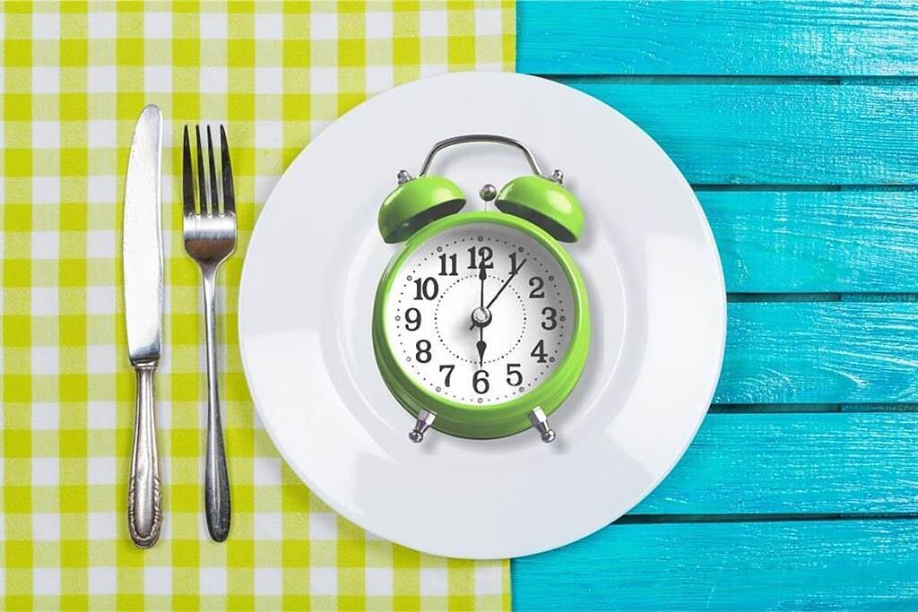 號稱比168斷食有效「週一斷食法」10週瘦15公斤的真相。(示意圖/Shutterstock)