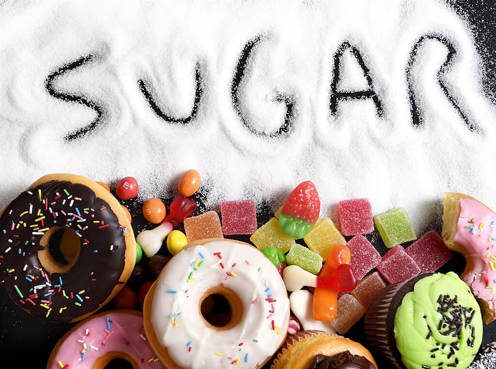 想減糖就別選「低脂」！你漏看的營養標示藏魔鬼細節。(示意圖/Shutterstock)
