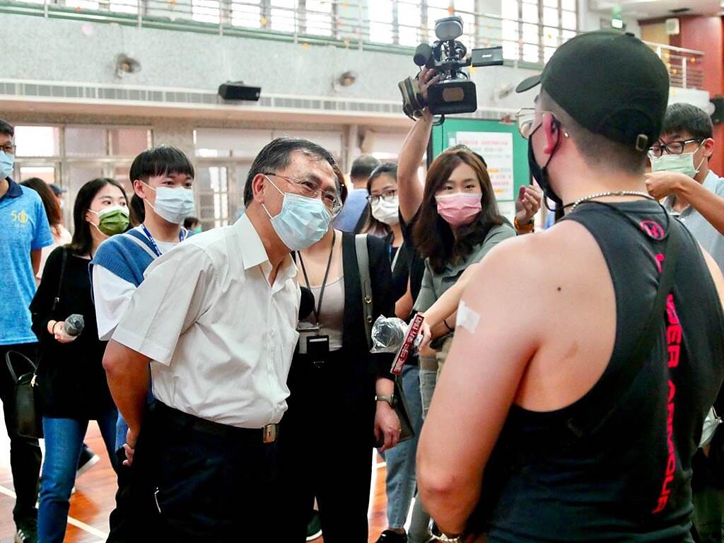 高端疫苗23日開打，台北市副市長蔡炳坤前往建成國中視察接種情形。（台北市政府提供／張立勳台北傳真）