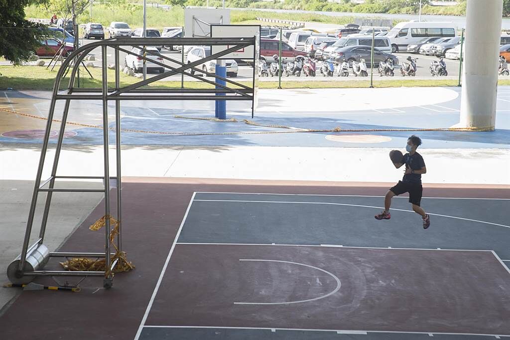 新北市今宣布，24日起開放籃球場、公園涼亭體健設施、海泳、浮淺等水域遊憩活動。（示意圖，杜宜諳攝）