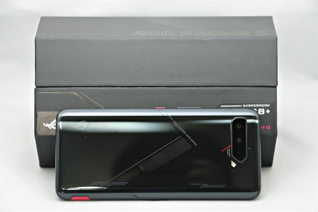 ROG Phone 5s Pro外箱。（黃慧雯攝）
