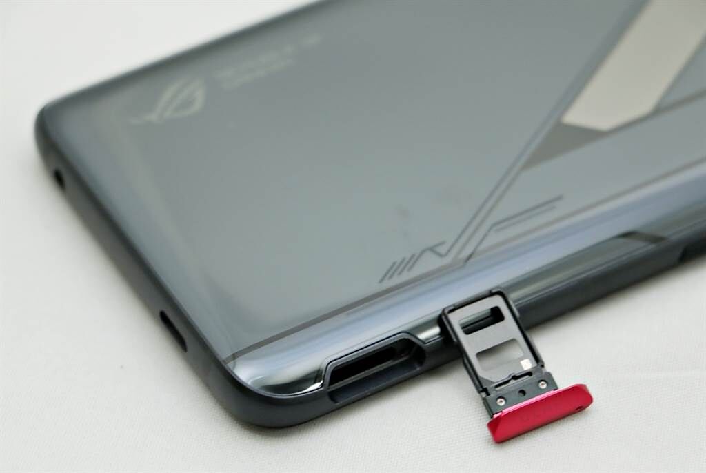 ROG Phone 5s Pro採用雙層SIM卡設計。（黃慧雯攝）
