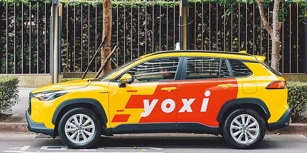 和泰集團yoxi計程車派遣平台自去年11月上線至今，已累積50萬會員下載，招募超過3000名司機入隊，完成100萬趟派遣服務。（和泰提供）