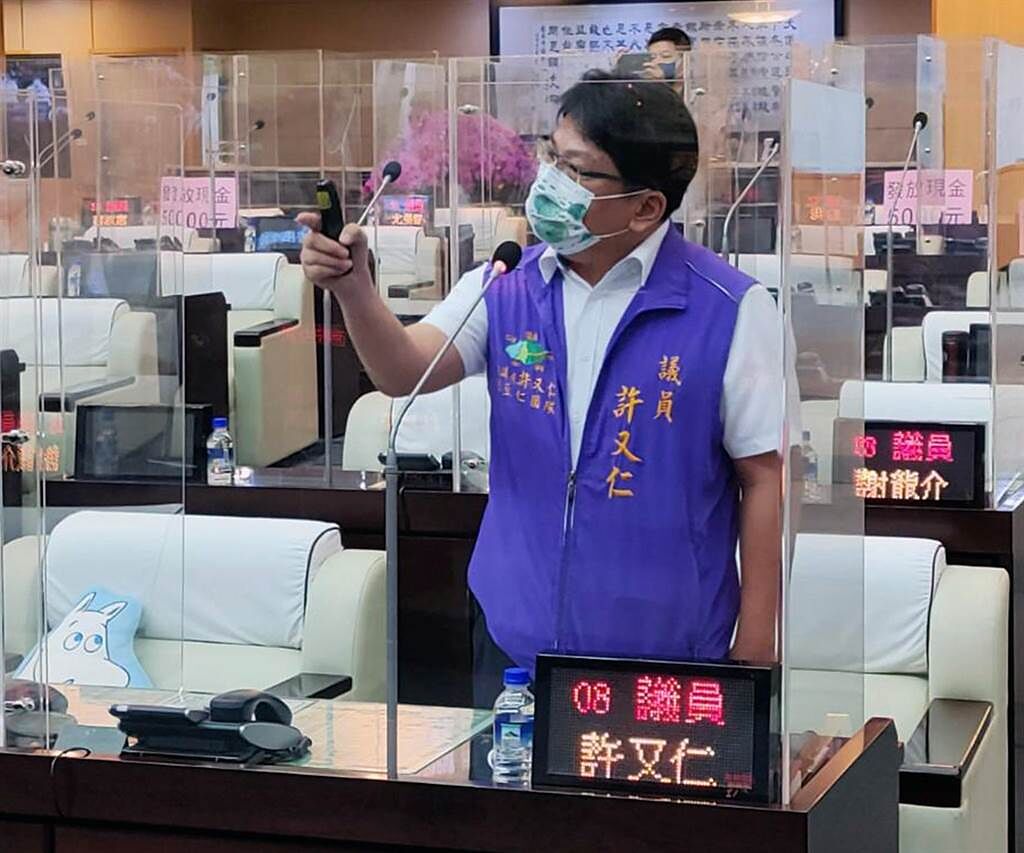 台南市議員許又仁質疑行政權過度介入，提案推動將現行的校長遴選要點提升法源位階。（洪榮志攝）