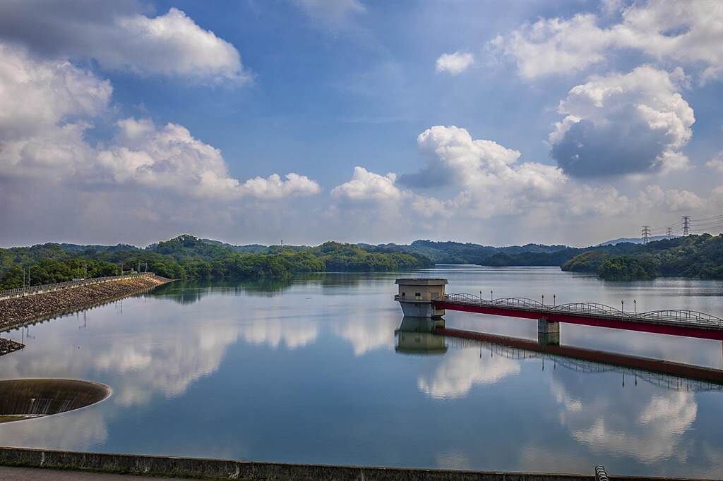 新竹縣寶山鄉寶二水庫，近月來蓄水量多維持在滿水位，呈現湖光山色的美景。（羅浚濱攝）