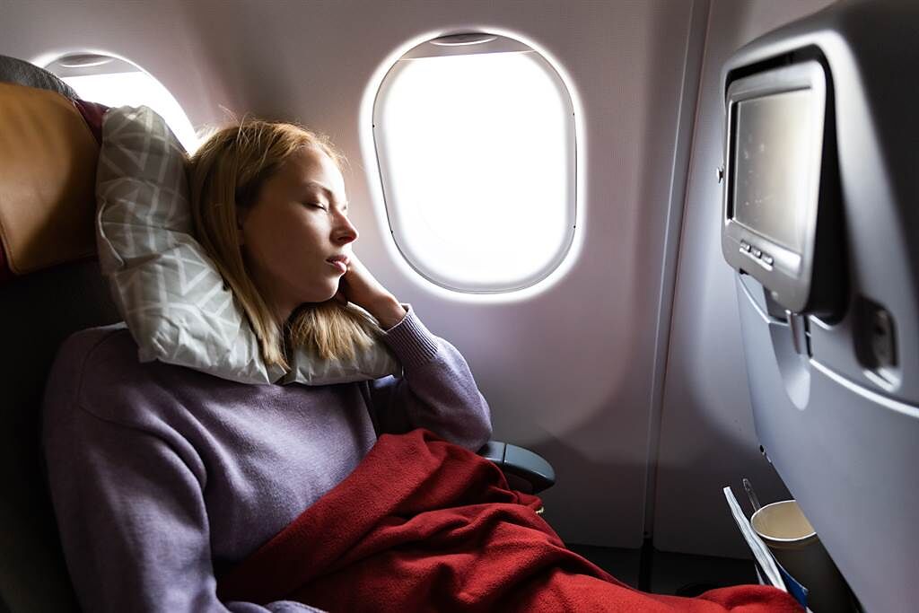 外國資深飛行員透露，身體健全的乘客搭機時應該優先考慮靠近緊急出口的座位。(示意圖/達志影像)