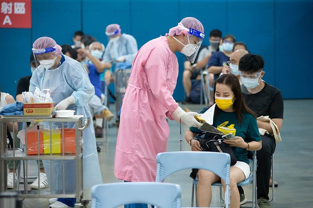 高端疫苗23日開打，台南市衛生局統計首日有1萬3079人完成施打，報到率約8成7。（示意圖，羅永銘攝）