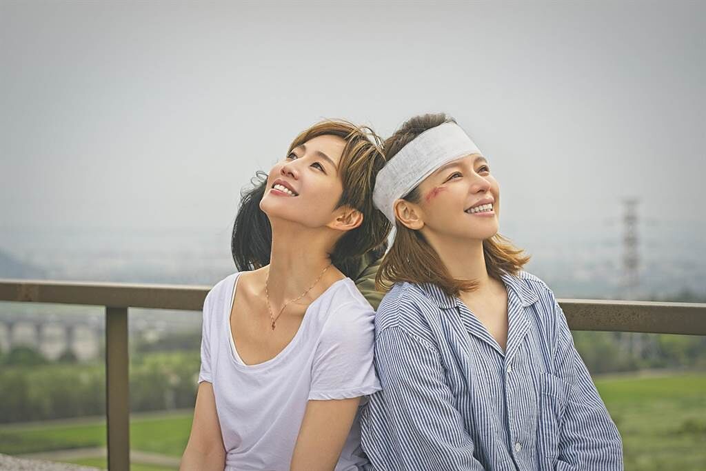 徐若瑄（右）、張鈞甯在《誰在你身邊》飾演一對姊妹。（HBO Asia提供）