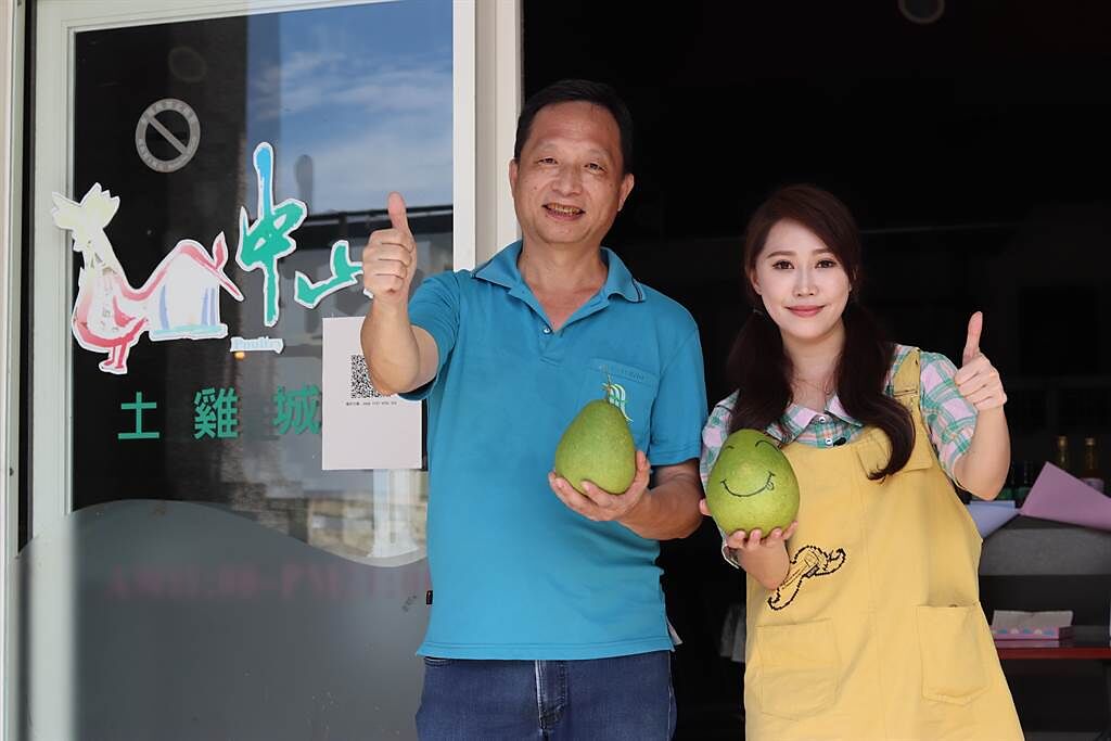 黃露瑤與中山休閒農業區理事長林長輝一同拍攝宜蘭柚子推廣短片。（楠軒工作室提供）