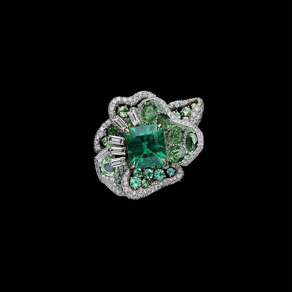 DIOR ROSE 祖母綠鑽石戒指，主石4.04克拉祖母綠切割哥倫比亞祖母綠，約2100萬元。（DIOR提供）